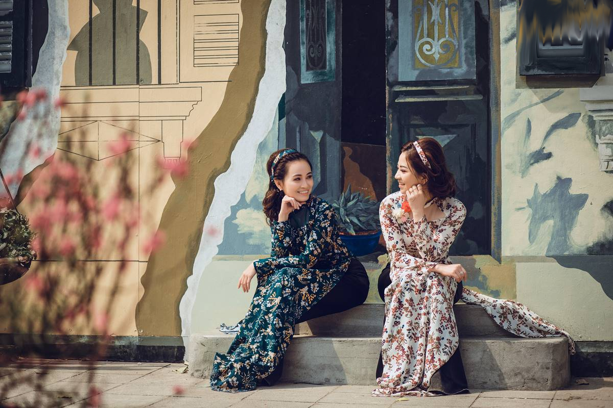 Mẫu ảnh chụp thời trang tại phố bích họa Phùng Hưng Mẫu ảnh chụp thời trang tại phố bích họa Phùng Hưng