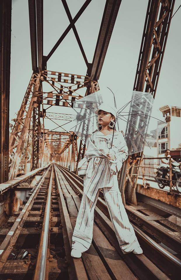 Chụp ảnh thời trang ngoại cảnh tại cầu Long Biên