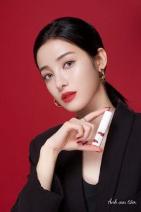 Chụp ảnh sản phẩm với mẫu