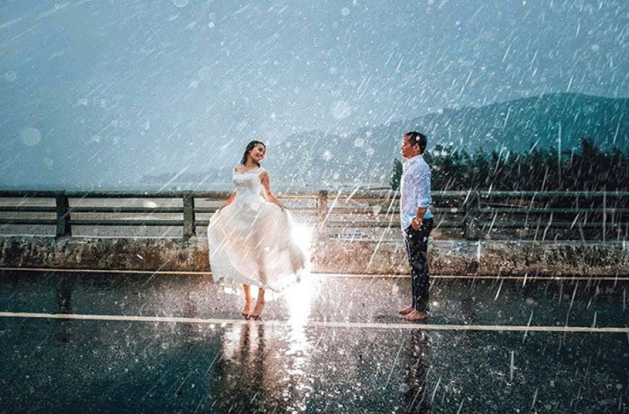 chụp ảnh cưới dưới mưa