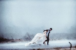 chụp ảnh cưới dưới mưa