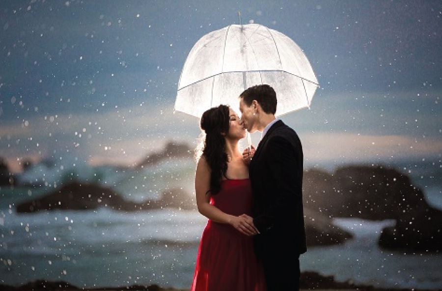 Khi chụp hình cưới dưới mưa, để “bắt” được những khoảnh khắc giọt mưa rơi, bạn cần điều chỉnh chiều sâu trường ảnh (depth of field – DOF)