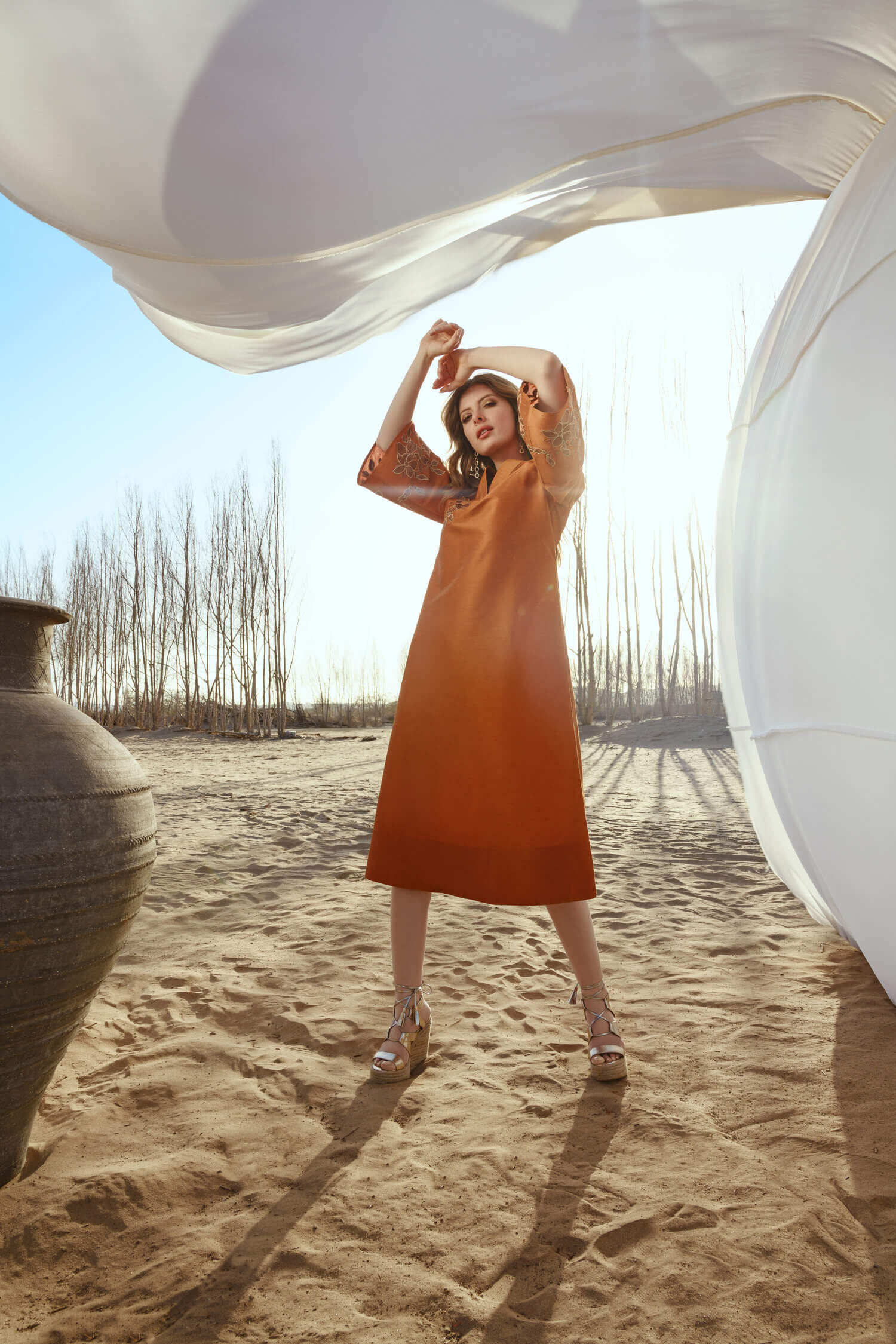 chụp lookbook Một đặc điểm nổi bật của chụp ảnh lookbook là chú trọng rất nhiều vào cách phối đồ, bối cảnh, màu sắc, góc chụp,...