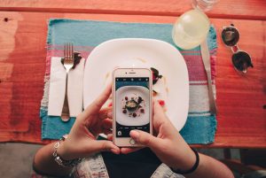 Phần mềm chụp ảnh trên iphone miễn phí Foodie là người bạn đồng hành không thể thiếu của những người đam mê ẩm thực trên mạng xã hội