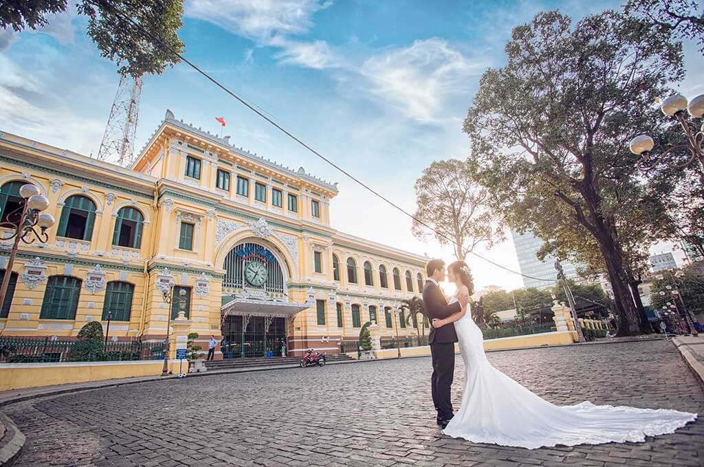 Mang nét đẹp độc đáo của Sài Gòn xưa, bưu điện thành phố là địa điểm chụp hình cưới đẹp được nhiều người lựa chọn (Ảnh: sưu tầm)