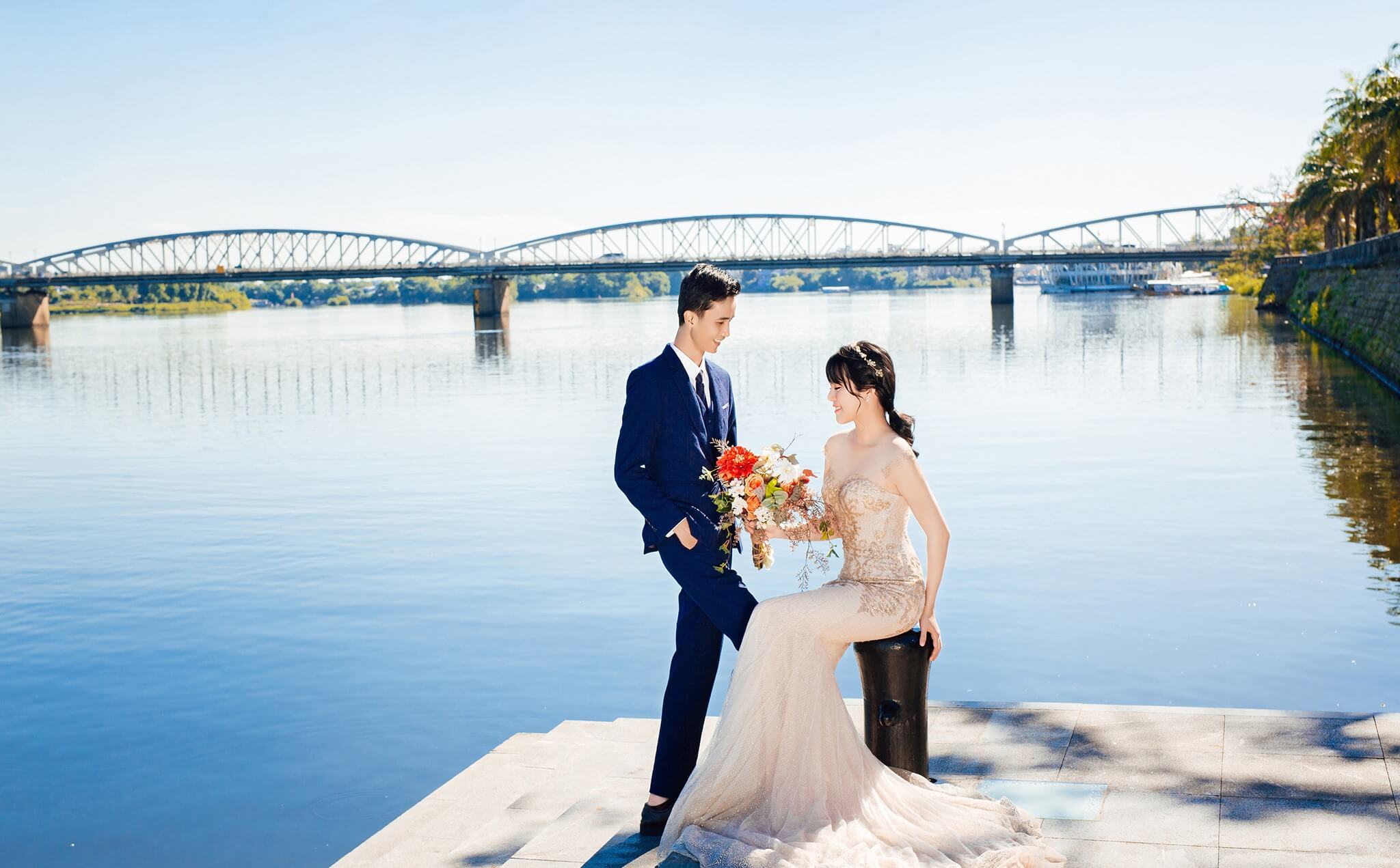Sông Hương là nơi được nhiều cặp đôi lựa chọn để lưu giữ những khoảnh khắc quan trọng trong đời (Ảnh: sưu tầm)