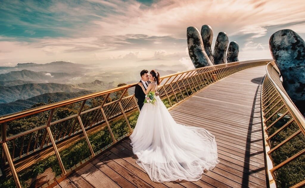 Những bộ ảnh cưới ở Cầu Vàng có nắng, có gió, có sương mù và làn mây phủ trắng xóa như chốn tiên cảnh (Ảnh: sưu tầm)