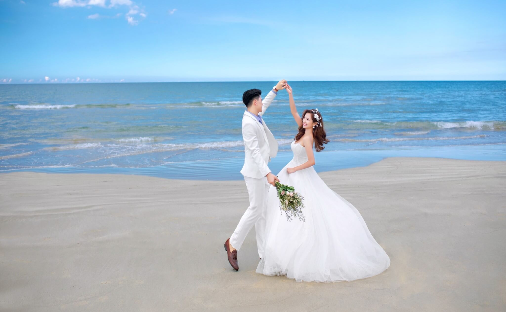 Bãi biển Đà Nẵng đẹp mang lại những bức ảnh cưới đẹp “nức lòng” (Ảnh: sưu tầm)