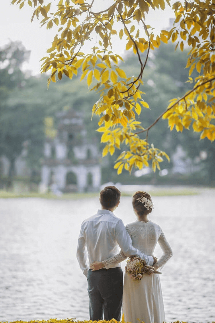 Hồ Hoàn Kiếm mang đến vẻ duyên dáng, nhẹ nhàng trong từng bộ ảnh cưới (Ảnh sưu tầm)