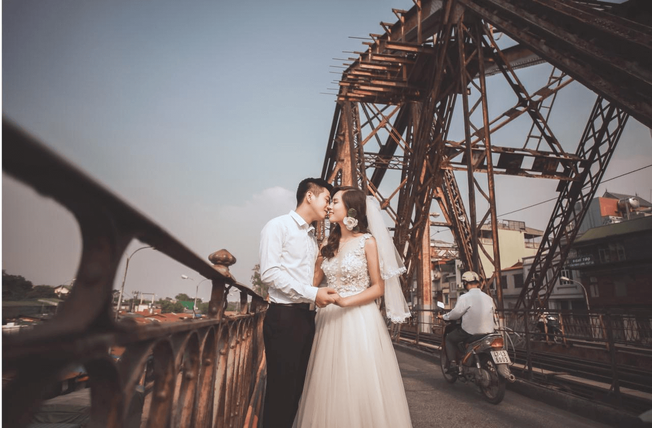 Cầu Long Biên là một trong những địa điểm chụp ảnh vintage hà nội ưa chuộng của nhiều đôi bạn trẻ (Ảnh sưu tầm)