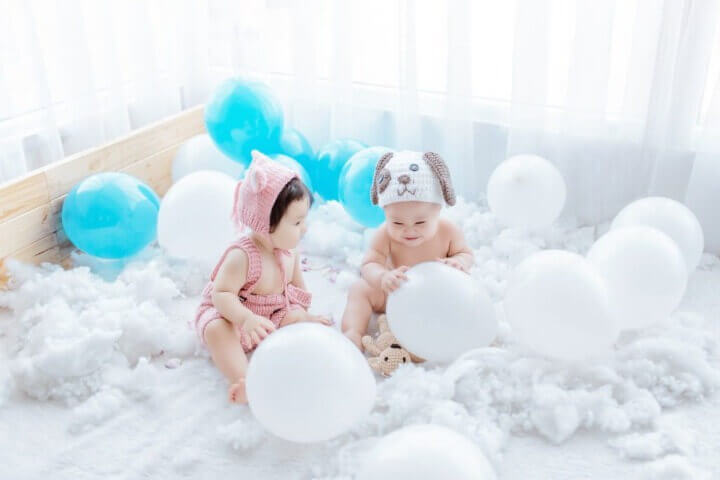 ý tưởng chụp ảnh cho bé gái 1 tuổi Không gian quen thuộc trong phòng sẽ giúp bé tự nhiên và thoải mái nhất (Ảnh sưu tầm)