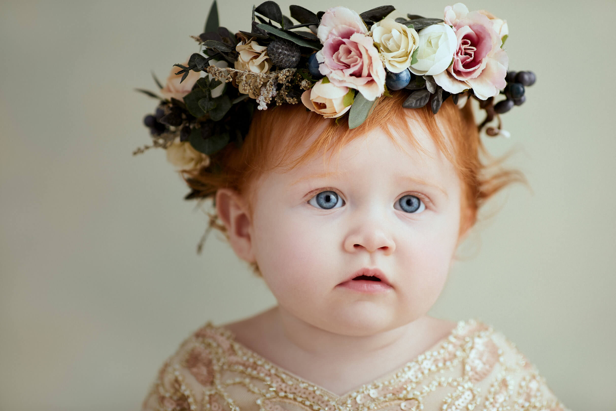 Thông thường những phụ kiện như nơ kẹp tóc, vương miện, vòng hoa,... là lựa chọn khi chụp ảnh theo kiểu công chúa nhỏ (Ảnh sưu tầm)