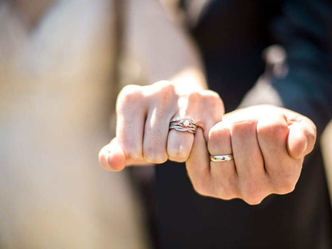 Chi tiết với hơn 51 về hình ảnh bàn tay đeo nhẫn cưới mới nhất -  hocvienthammyp2h