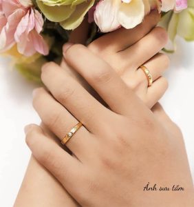 ảnh chụp tay đeo nhẫn đôi
