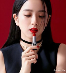 chụp ảnh với son môi